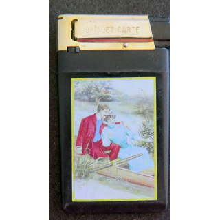 Briquet carte représentant une scène romantique dans une barque sur l'eau 5x8 cm