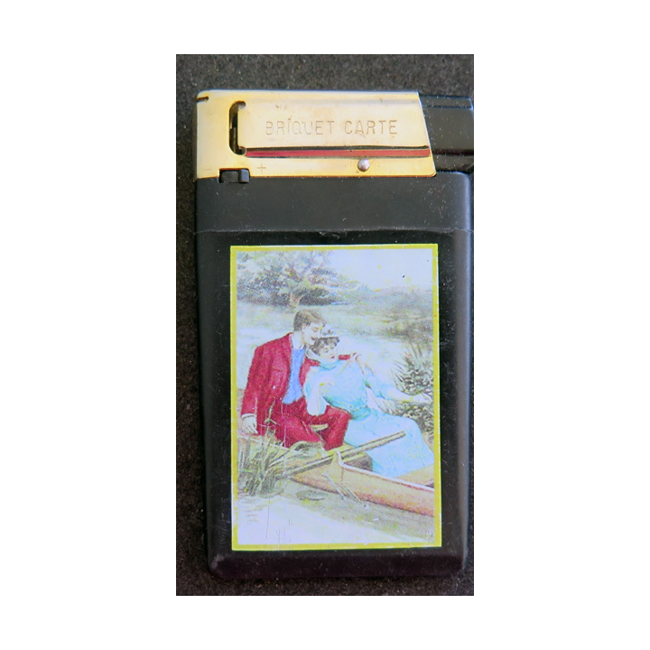 Briquet carte représentant une scène romantique dans une barque sur l'eau 5x8 cm