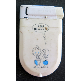 Briquet carte représentant deux enfants se faisant de gros bisous 5x8 cm