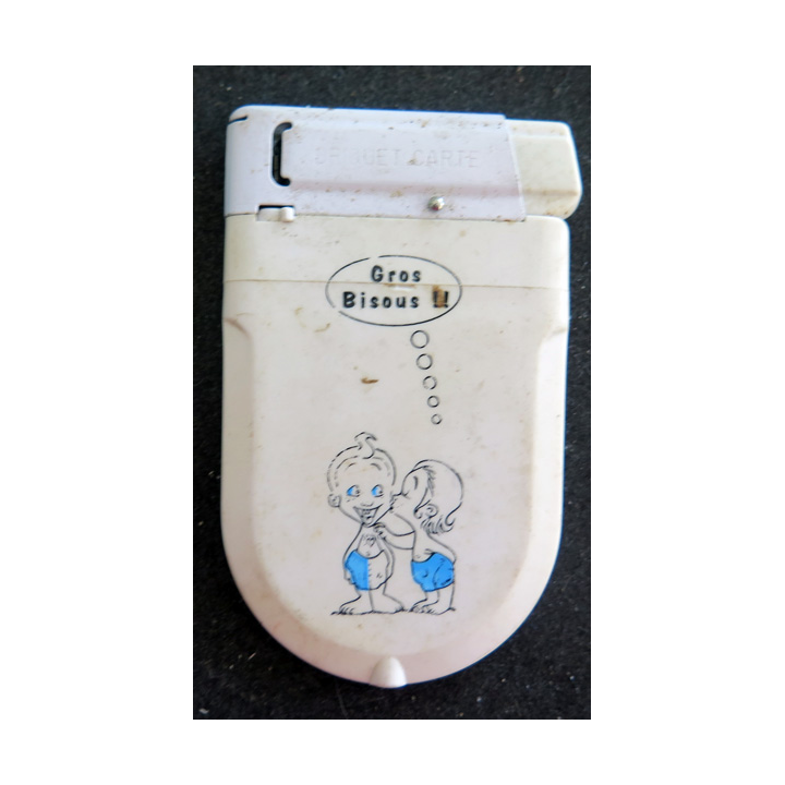 Briquet carte représentant deux enfants se faisant de gros bisous 5x8 cm