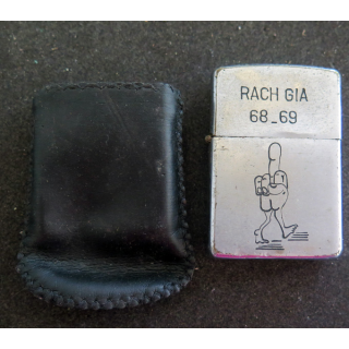 Zippo US RACH GIA 68_69 war is hell but actual combat is at fault dans son étui en peau