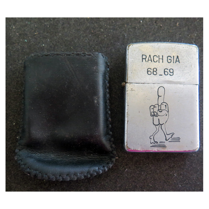 Zippo US RACH GIA 68_69 war is hell but actual combat is at fault dans son étui en peau