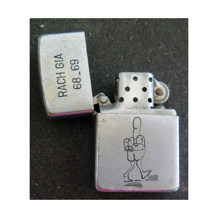 Zippo US RACH GIA 68_69 war is hell but actual combat is at fault dans son étui en peau