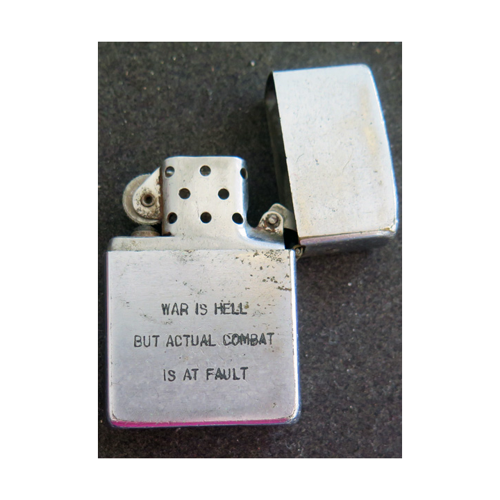Zippo US RACH GIA 68_69 war is hell but actual combat is at fault dans son étui en peau