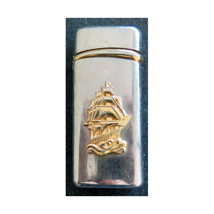 briquet rechargeable Salome (japon) en métal argenté avec voilier doré 7 x 3 cm