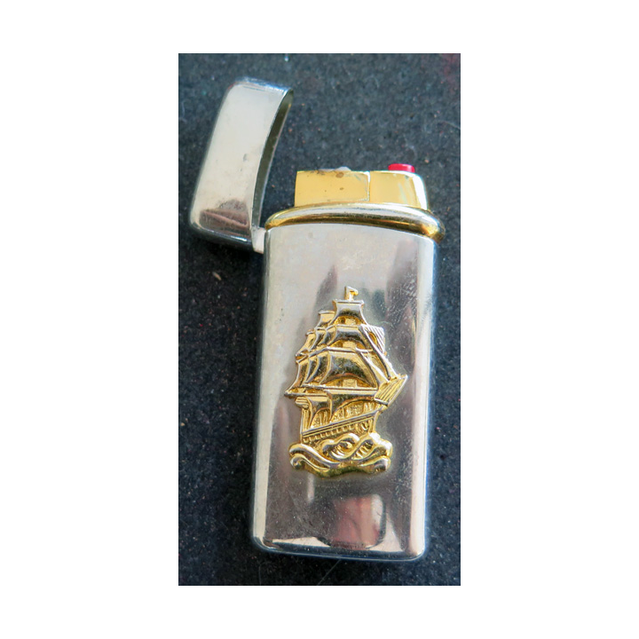 briquet rechargeable Salome (japon) en métal argenté avec voilier doré 7 x 3 cm