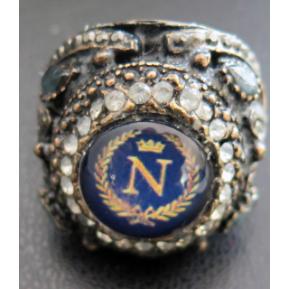 Bague en métal doré fantaisie imitant la bague de Napoléon Bonaparte dans son étui tissu