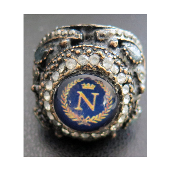 Bague en métal doré fantaisie imitant la bague de Napoléon Bonaparte dans son étui tissu