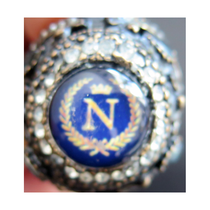 Bague en métal doré fantaisie imitant la bague de Napoléon Bonaparte dans son étui tissu