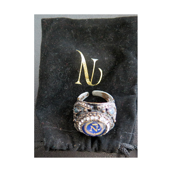 Bague en métal doré fantaisie imitant la bague de Napoléon Bonaparte dans son étui tissu