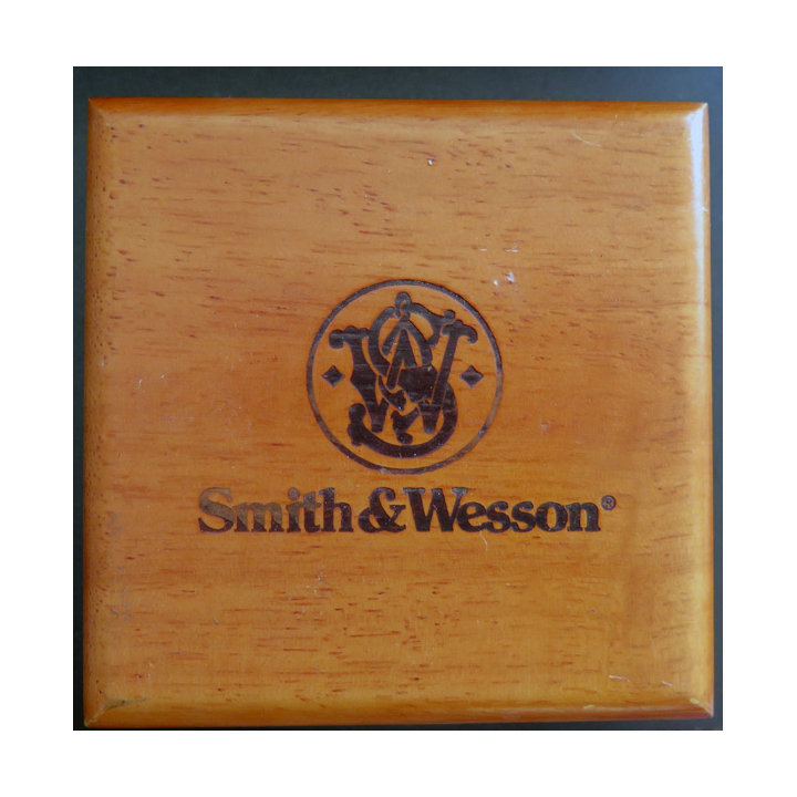 Montre Smith & Wesson water resistant 100 mètres dans son coffret en bois