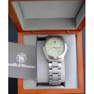 Montre Smith & Wesson water resistant 100 mètres dans son coffret en bois