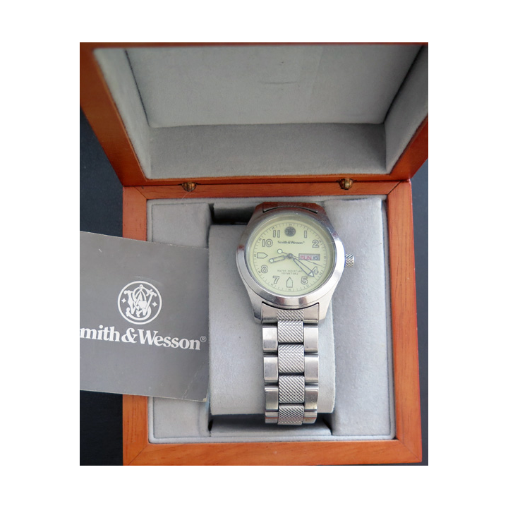 Montre Smith & Wesson water resistant 100 mètres dans son coffret en bois