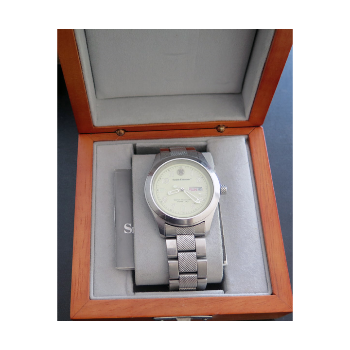 Montre Smith & Wesson water resistant 100 mètres dans son coffret en bois