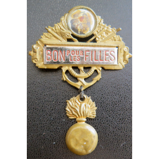 insigne métallique de conscrit Bon pour les Filles hauteur 7 cm