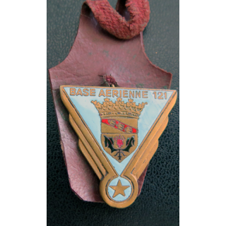 BA 121 : insigne métallique de la base aérienne 121 d'Essey les Nancy en émail de fabrication Mardini sur cuir