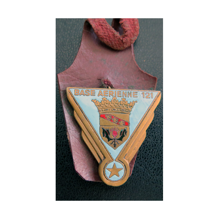 BA 121 : insigne métallique de la base aérienne 121 d'Essey les Nancy en émail de fabrication Mardini sur cuir