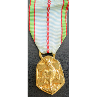 FRANCE : médaille commémorative de la 2° guerre mondiale en métal doré