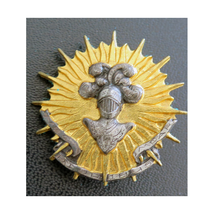 2° RC : insigne métallique du 2° régiment de cuirassiers de fabrication Drago Paris G. 1063 sur cuir Drago