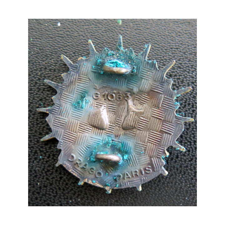 2° RC : insigne métallique du 2° régiment de cuirassiers de fabrication Drago Paris G. 1063 sur cuir Drago