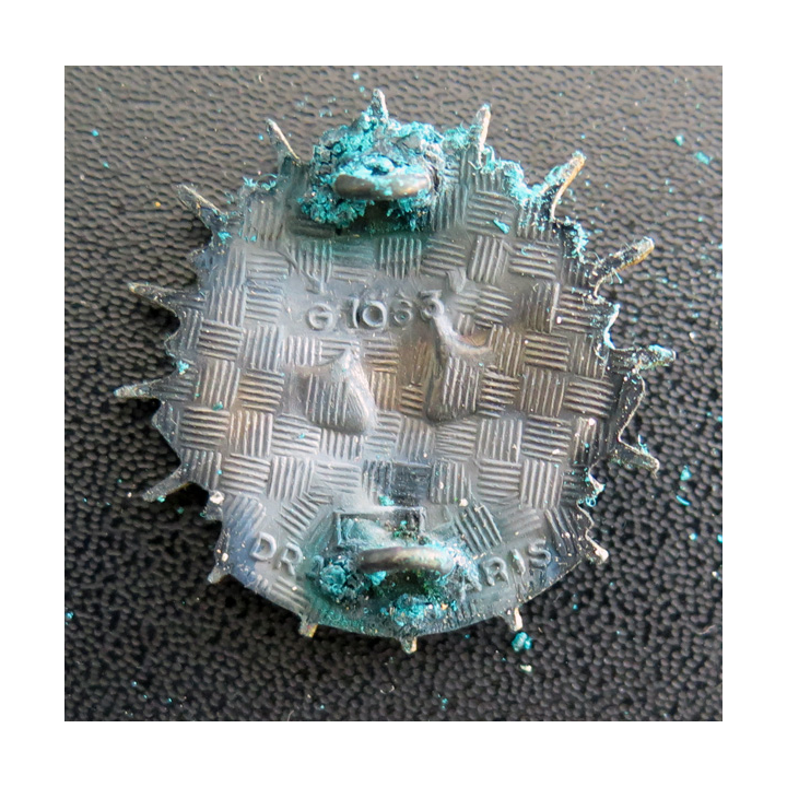 2° RC : insigne métallique du 2° régiment de cuirassiers de fabrication Drago Paris G. 1063 sur cuir Drago
