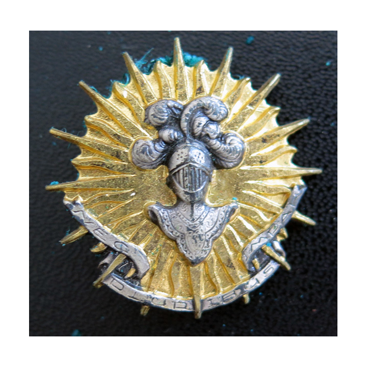 2° RC : insigne métallique du 2° régiment de cuirassiers de fabrication Drago Paris G. 1063 sur cuir Drago