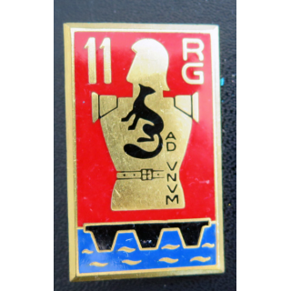 11° RG : insigne métallique du 11° régiment du Génie de fabrication Drago Paris G. 2151 sur cuir