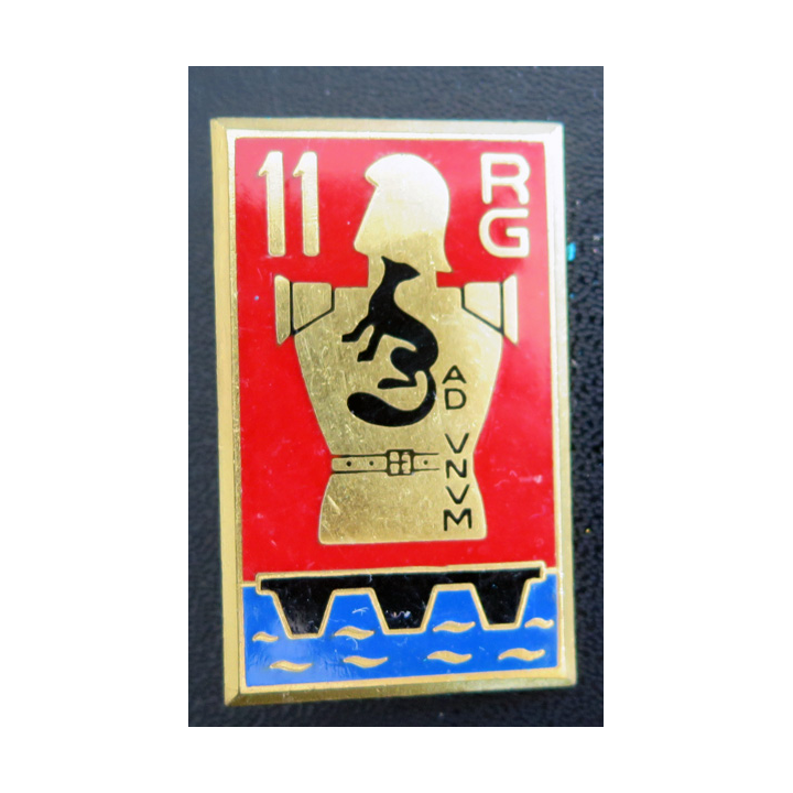 11° RG : insigne métallique du 11° régiment du Génie de fabrication Drago Paris G. 2151 sur cuir