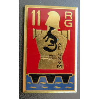 11° RG : insigne métallique du 11° régiment du Génie de fabrication Drago Paris G. 2152 (faux numéro) sur cuir