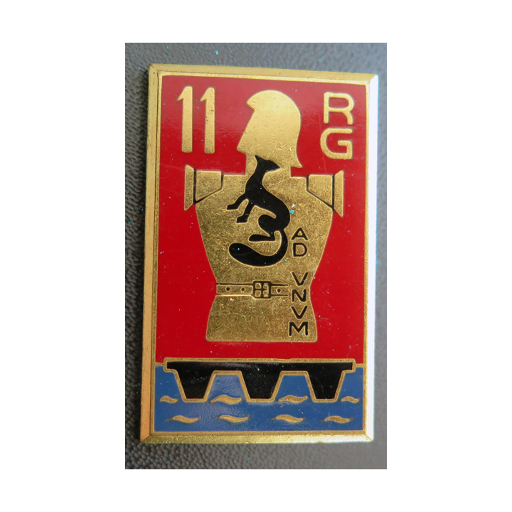 11° RG : insigne métallique du 11° régiment du Génie de fabrication Drago Paris G. 2152 (faux numéro) sur cuir