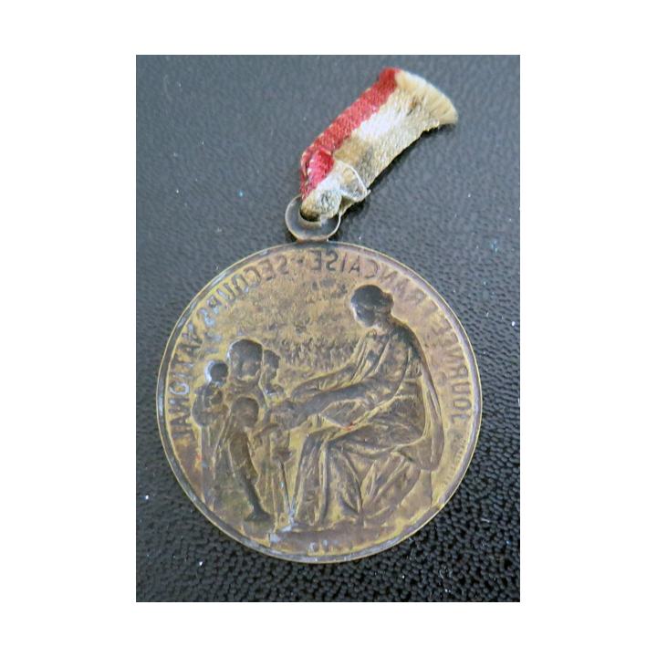 Journée en laiton française du secours national de 1915 signée Hyppolyte Lefebvre