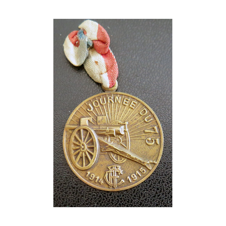 JOURNEE du 75 :  médaille en laiton ou métal léger doré de la journée du 75 1914-1915