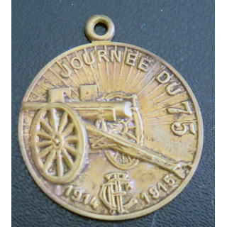 JOURNEE du 75 :  médaille en laiton ou métal léger doré de la journée du 75 1914-1915