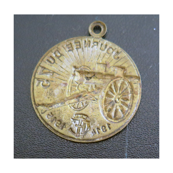 JOURNEE du 75 :  médaille en laiton ou métal léger doré de la journée du 75 1914-1915