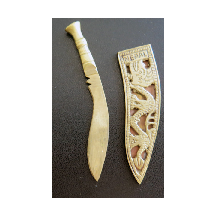 Mini Kukri du Nepal hauteur 10 cm finement ciselé en laiton servant de coupe papier