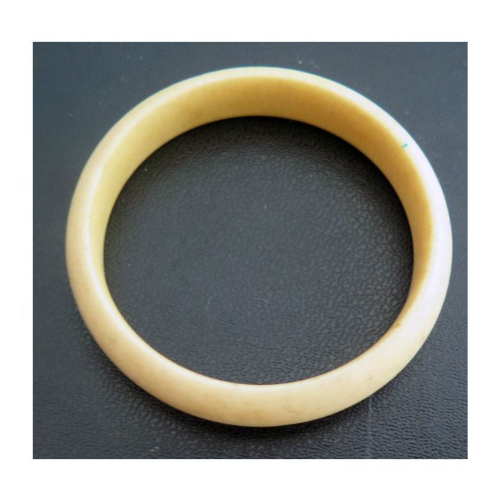 Bracelet ancien en os ou bakélite de diamètre intérieur 4,5 cm