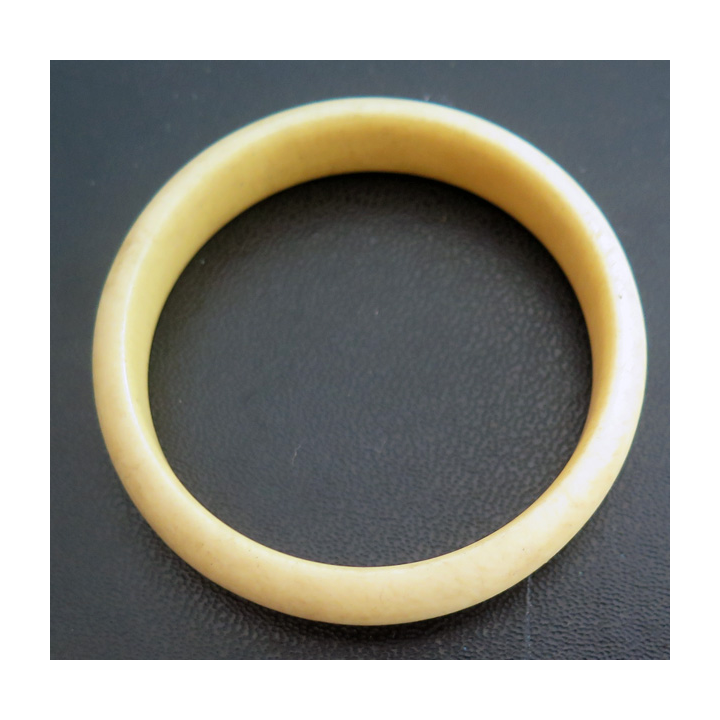 Bracelet ancien en os ou bakélite de diamètre intérieur 4,5 cm