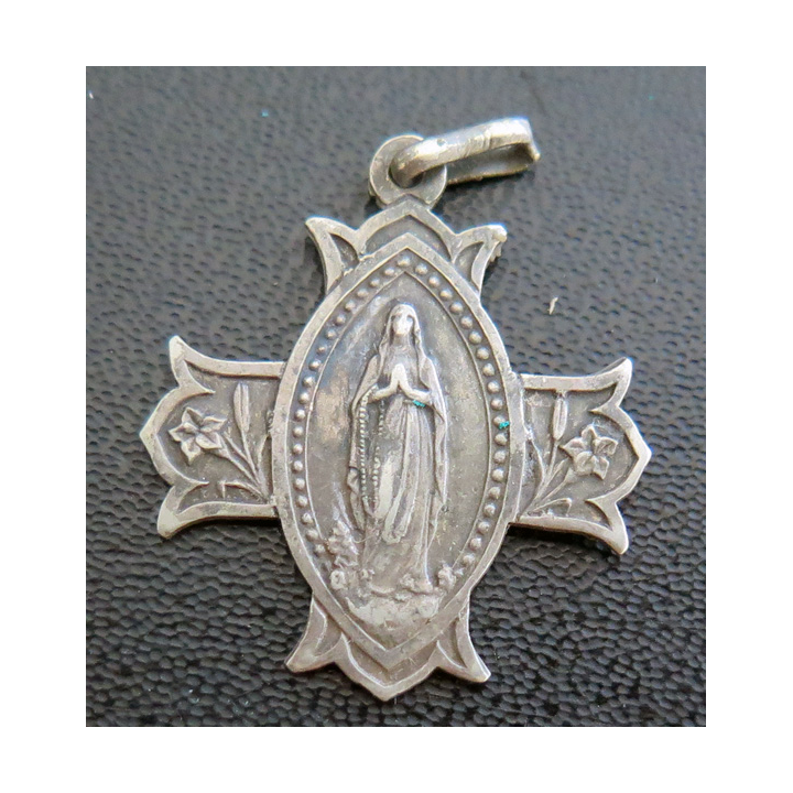 Croix en métal argenté 2,5 x 2,5 cm