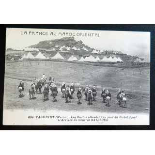 Carte postale militaire Les Goums attendent au pied du Djebel Djorf l'arrivée du Général Bailloud TAOURIRT