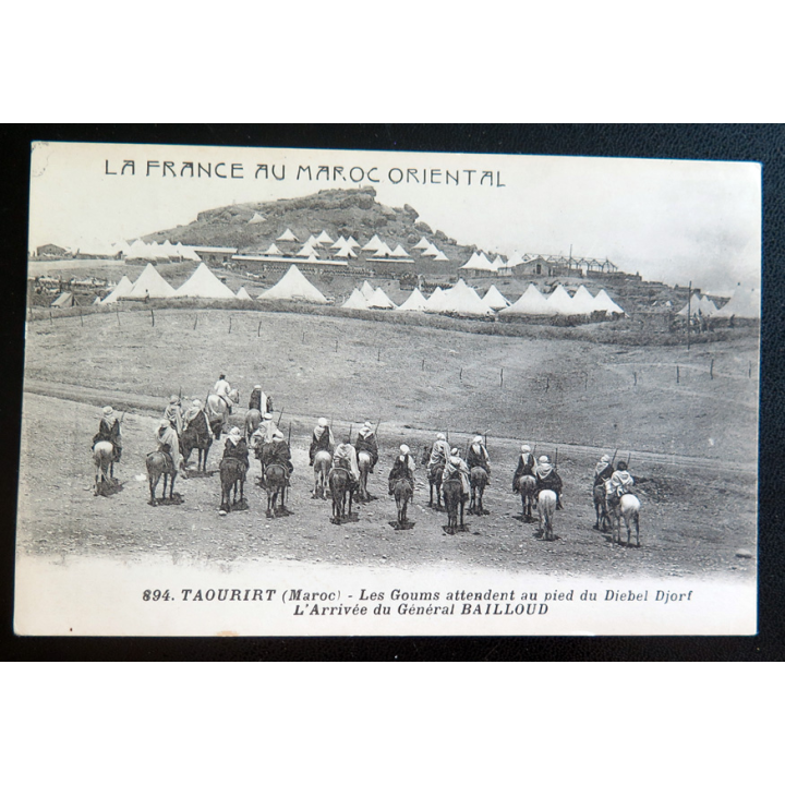 Carte postale militaire Les Goums attendent au pied du Djebel Djorf l'arrivée du Général Bailloud TAOURIRT