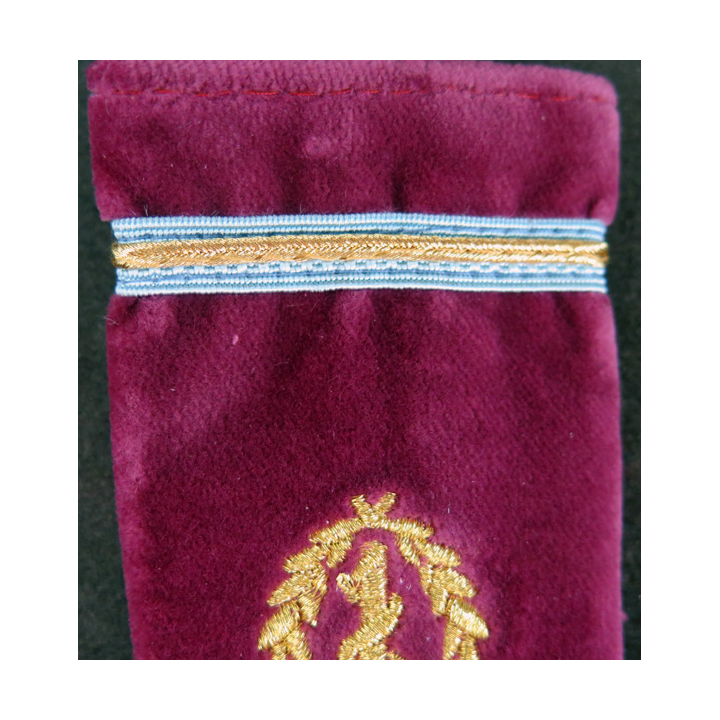 Vieille paire de fourreaux de MITHA Militaires Infirmiers et Techniciens des Hôpitaux des Armées (or) sur velours amarante