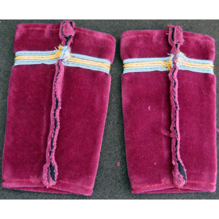Vieille paire de fourreaux de MITHA Militaires Infirmiers et Techniciens des Hôpitaux des Armées (or) sur velours amarante