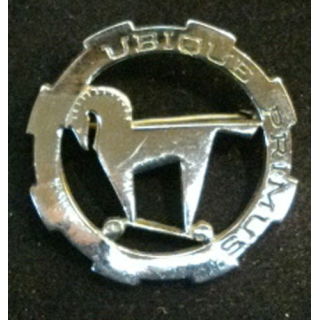 RCA : insigne du 1° régiment de chasseurs d'Afrique UBIQUE PRIMUS de fabrication Drago chromé