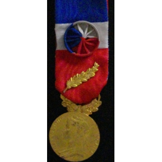 FRANCE : MÉDAILLE DU TRAVAIL ET SÉCURITÉ SOCIALE "OR" 1957