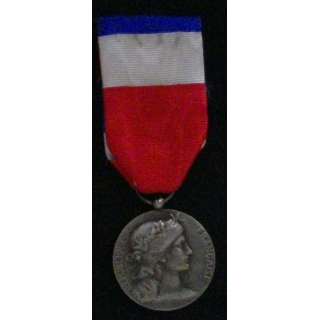 FRANCE : MÉDAILLE DU TRAVAIL MINISTÈRE DE LA GUERRE ARGENT 1963