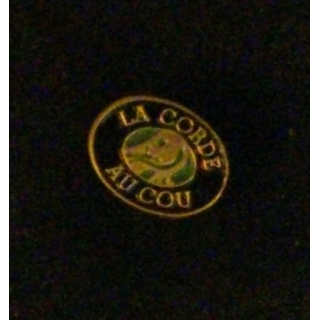 PIN'S : LA CORDE AU COU