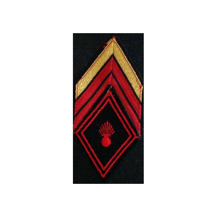 LOSANGE DE BRAS MODÈLE 45 : RÉGIMENT INFANTERIE CAPORAL-CHEF