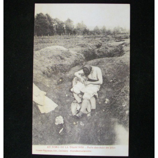 CARTE POSTALE GUERRE 1914-1918  : POILU CHERCHANT SES POUX
