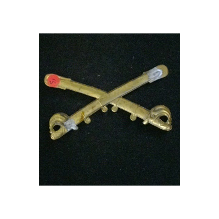 Insigne de gibecière (?) représentant deux fusils entrecroisés de 8,5 centimètre de long
