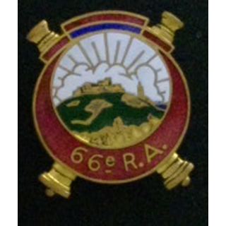 66° RA : insigne du 66° régiment d'artillerie de fabrication Drago Paris en émail grand feu